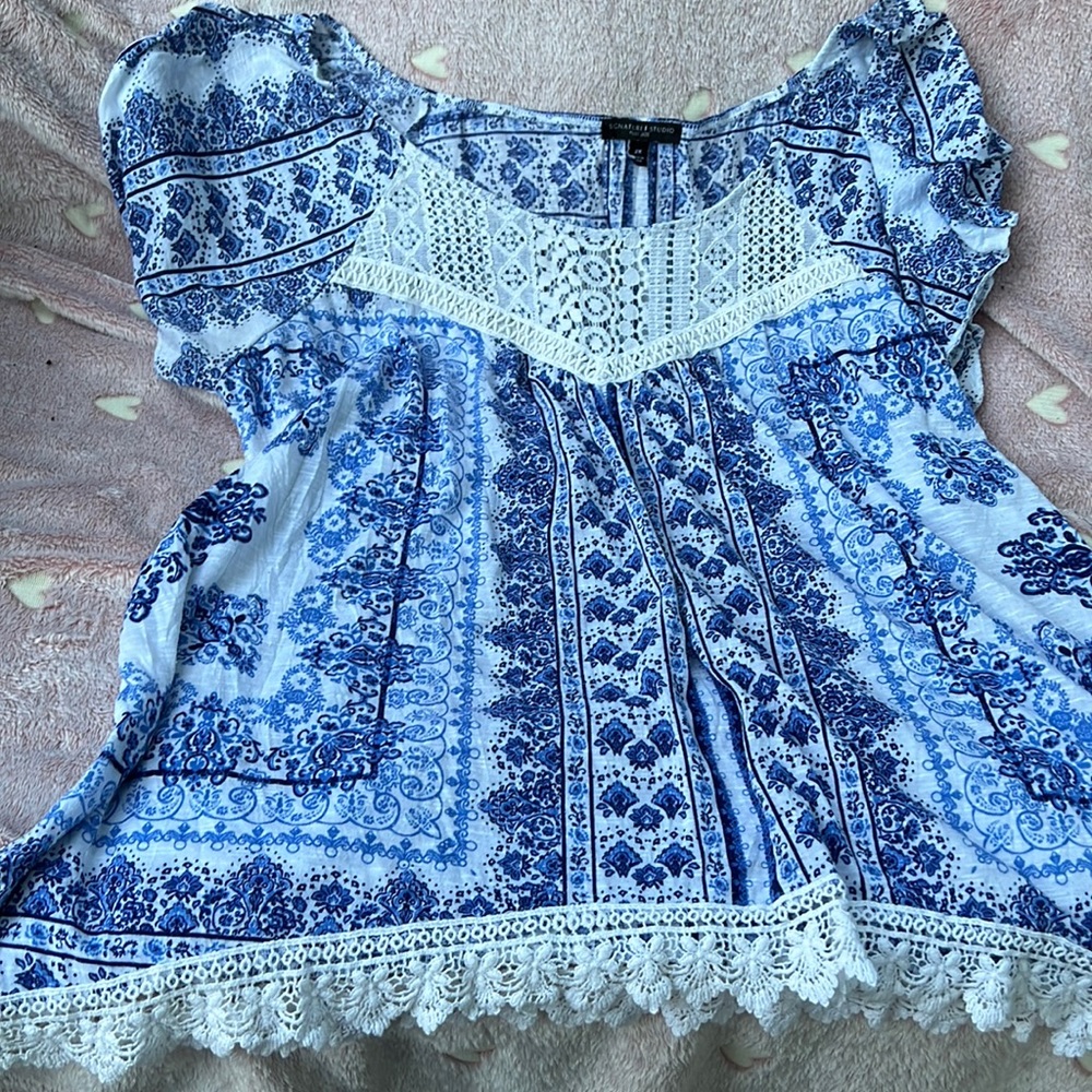 Signature studio size 2x to place bib and hem blue and white florals